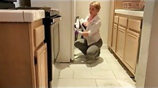 Stepmom is horny and stuck in the oven9nnpjfyb