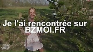 Une baise au milieu du parc