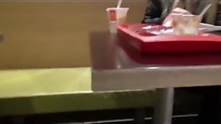 Geile blondine gibt blowjob im ffentlichen restaurantd2cxzazz